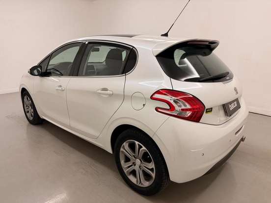 PEUGEOT-208-2015