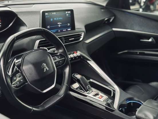 PEUGEOT-3008-2018