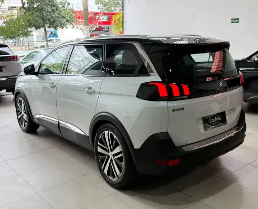 PEUGEOT-5008-2018