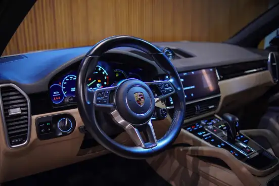 PORSCHE-CAYENNE-2021