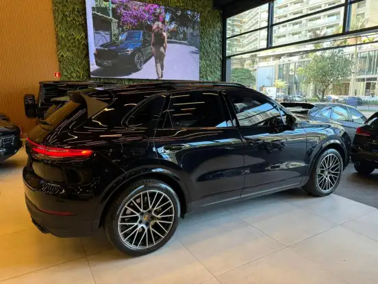 PORSCHE-CAYENNE-2022