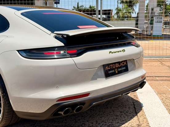 PORSCHE-PANAMERA-2021