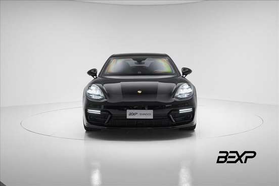 PORSCHE-PANAMERA-2023