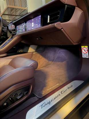 PORSCHE-TAYCAN-2021