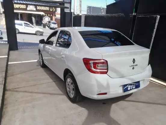 RENAULT-LOGAN-2023