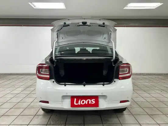 RENAULT-LOGAN-2023