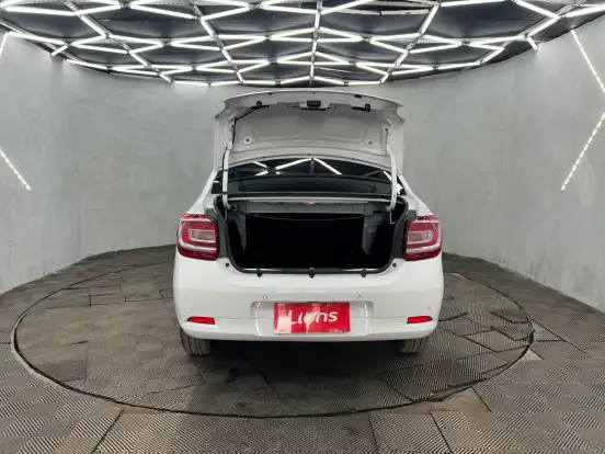 RENAULT-LOGAN-2023