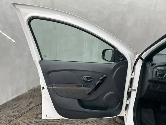 RENAULT-LOGAN-2024