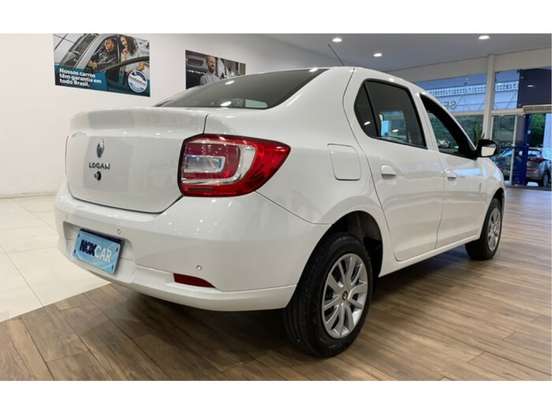 RENAULT-LOGAN-2022