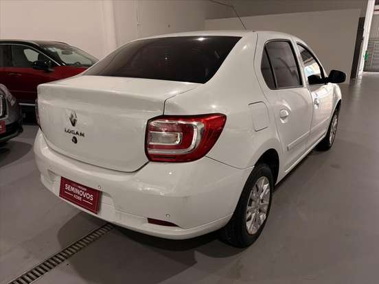 RENAULT-LOGAN-2021