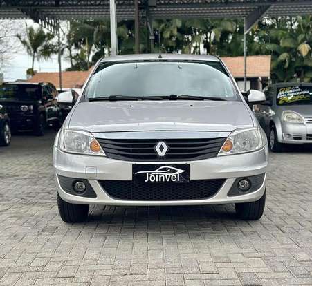 RENAULT-LOGAN-2013