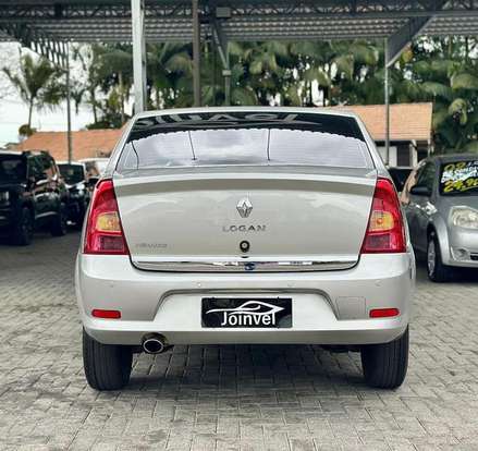 RENAULT-LOGAN-2013