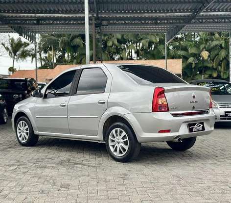 RENAULT-LOGAN-2013