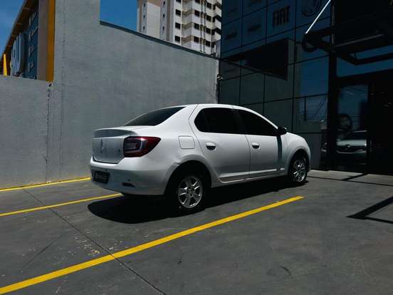RENAULT-LOGAN-2018