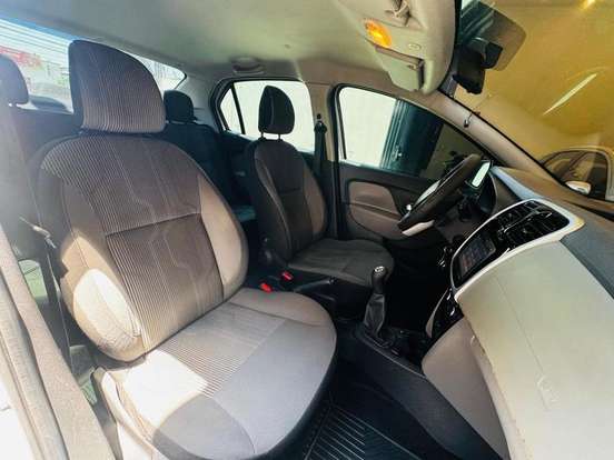 RENAULT-LOGAN-2018