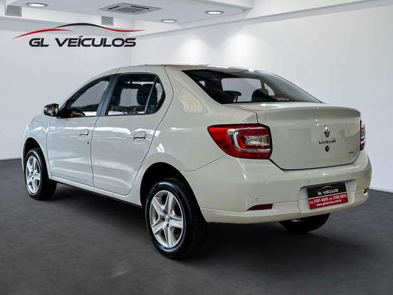 RENAULT-LOGAN-2022