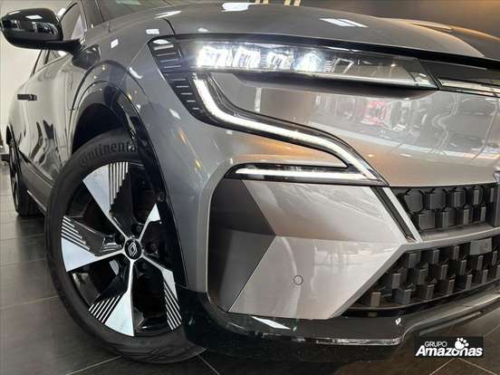 RENAULT-MEGANE-2023