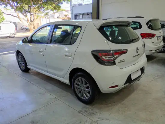 RENAULT-SANDERO-2020