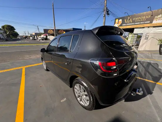 RENAULT-SANDERO-2021