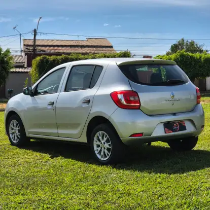 RENAULT-SANDERO-2014