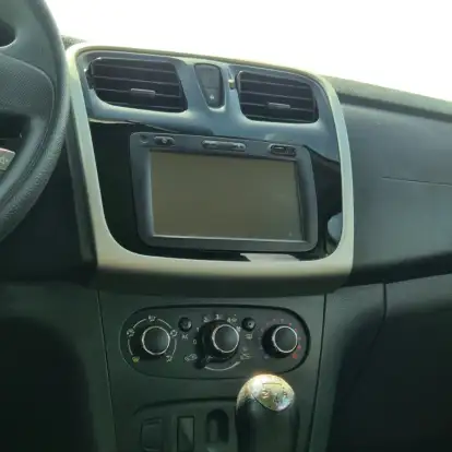 RENAULT-SANDERO-2014