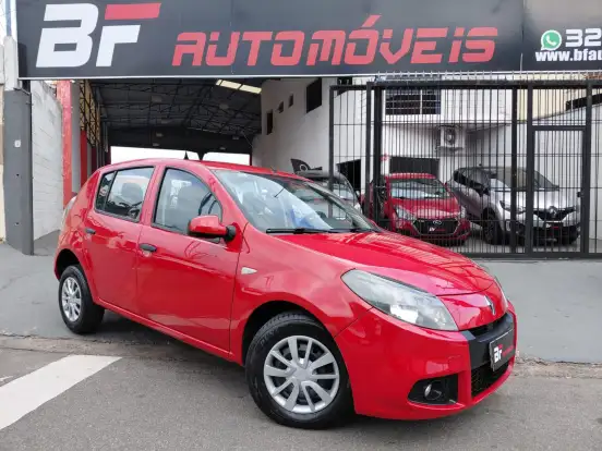 RENAULT-SANDERO-2013