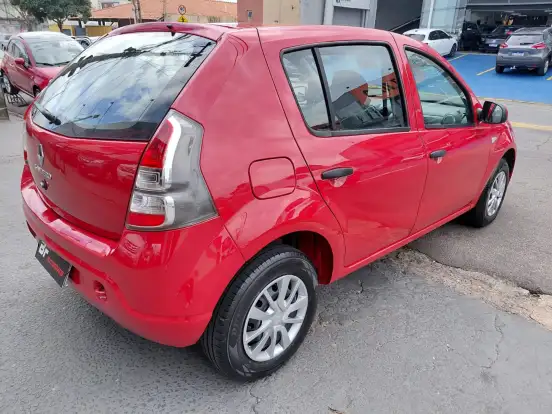 RENAULT-SANDERO-2013