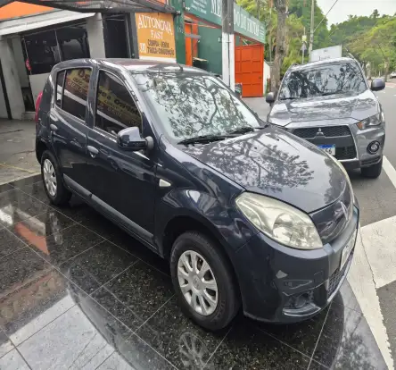 RENAULT-SANDERO-2012