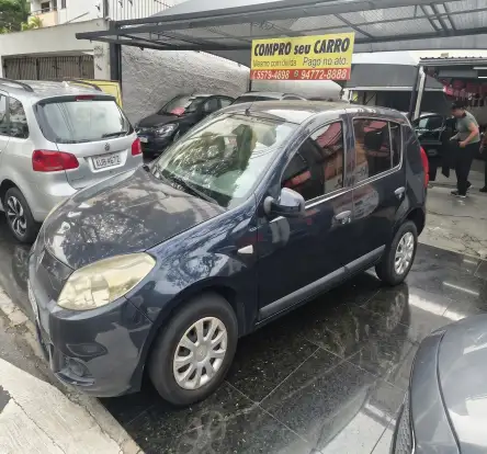 RENAULT-SANDERO-2012