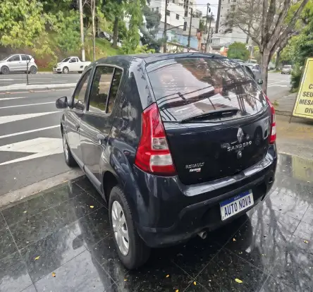 RENAULT-SANDERO-2012