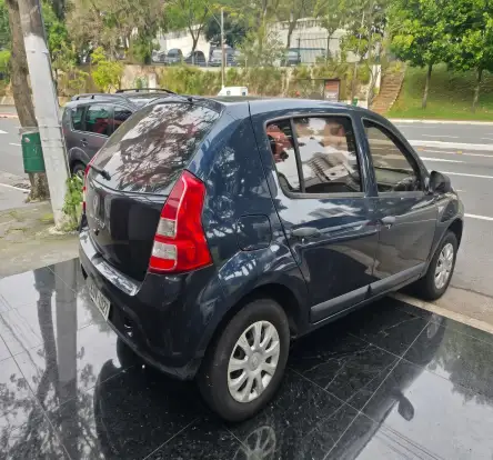 RENAULT-SANDERO-2012