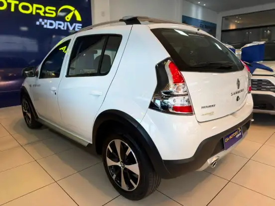 RENAULT-SANDERO-2013