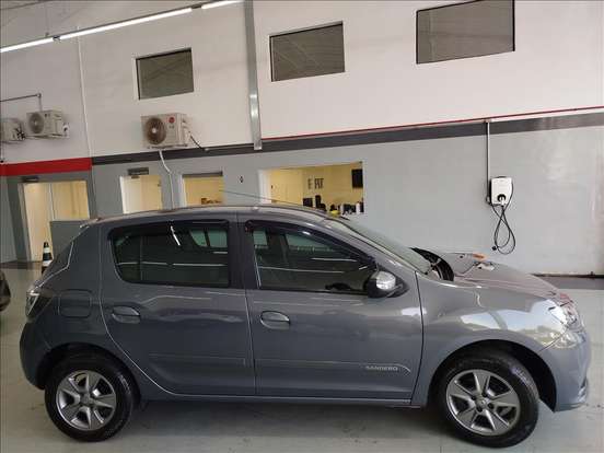 RENAULT-SANDERO-2017