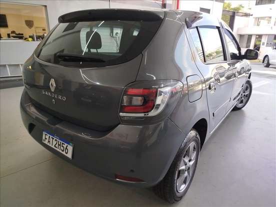 RENAULT-SANDERO-2017
