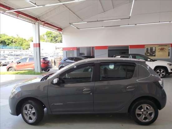 RENAULT-SANDERO-2017