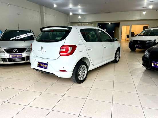 RENAULT-SANDERO-2015