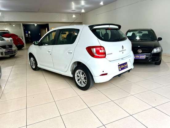 RENAULT-SANDERO-2015