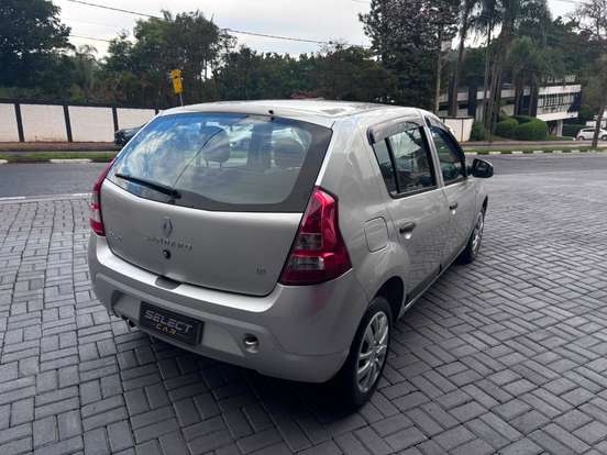 RENAULT-SANDERO-2012