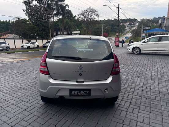 RENAULT-SANDERO-2012