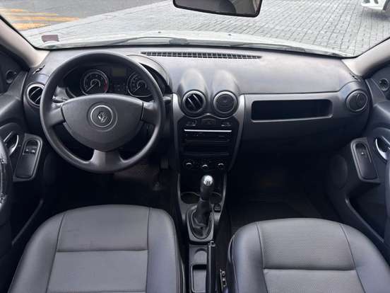 RENAULT-SANDERO-2012