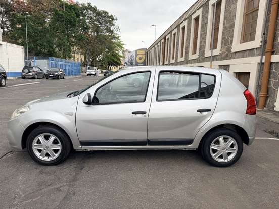 RENAULT-SANDERO-2013