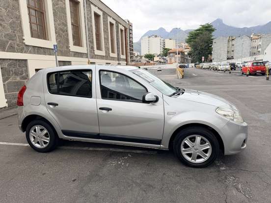 RENAULT-SANDERO-2013