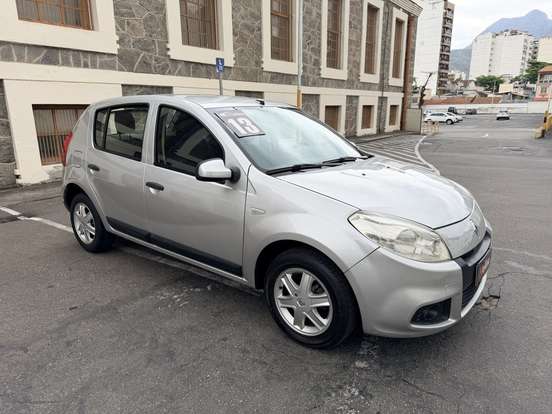 RENAULT-SANDERO-2013