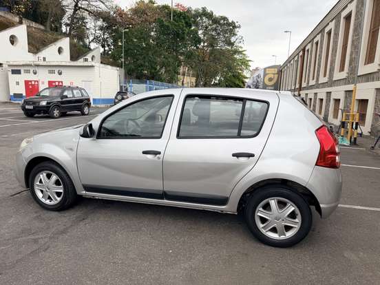 RENAULT-SANDERO-2013