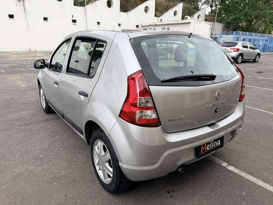 RENAULT-SANDERO-2013