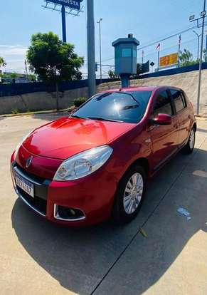 RENAULT-SANDERO-2012