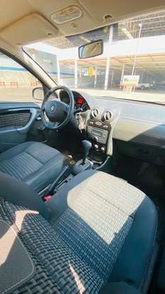 RENAULT-SANDERO-2012