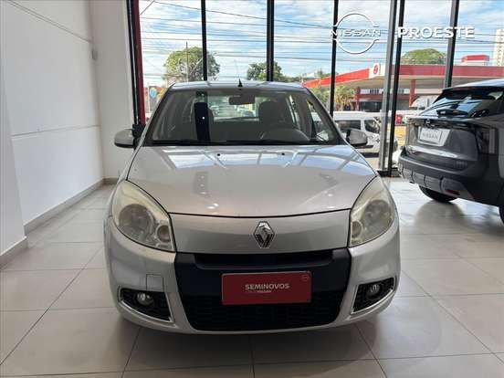 RENAULT-SANDERO-2012