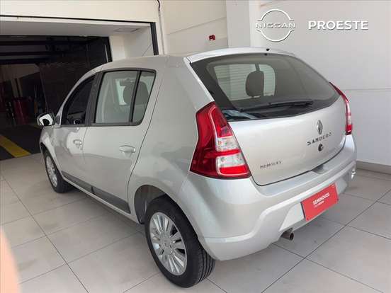 RENAULT-SANDERO-2012