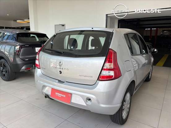 RENAULT-SANDERO-2012